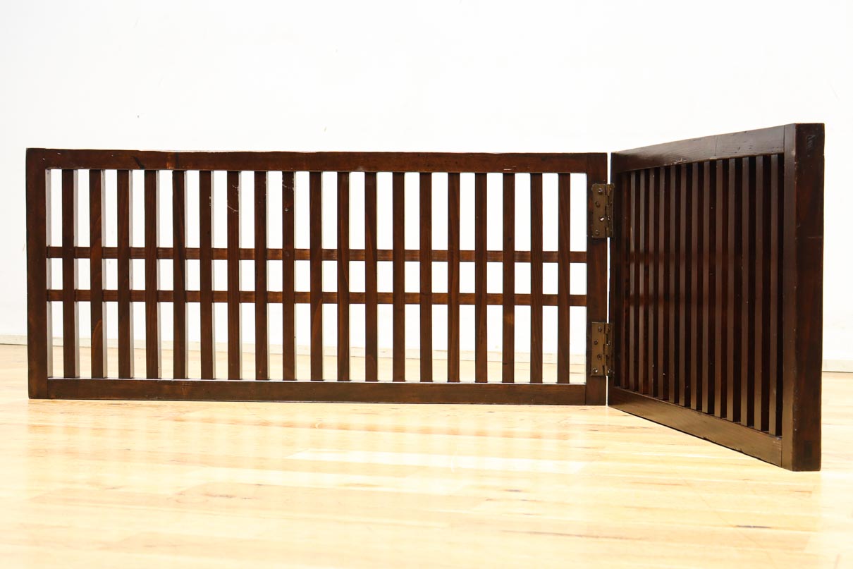 角太格子造りで貫録ある二つ折り帳場格子　DC8946