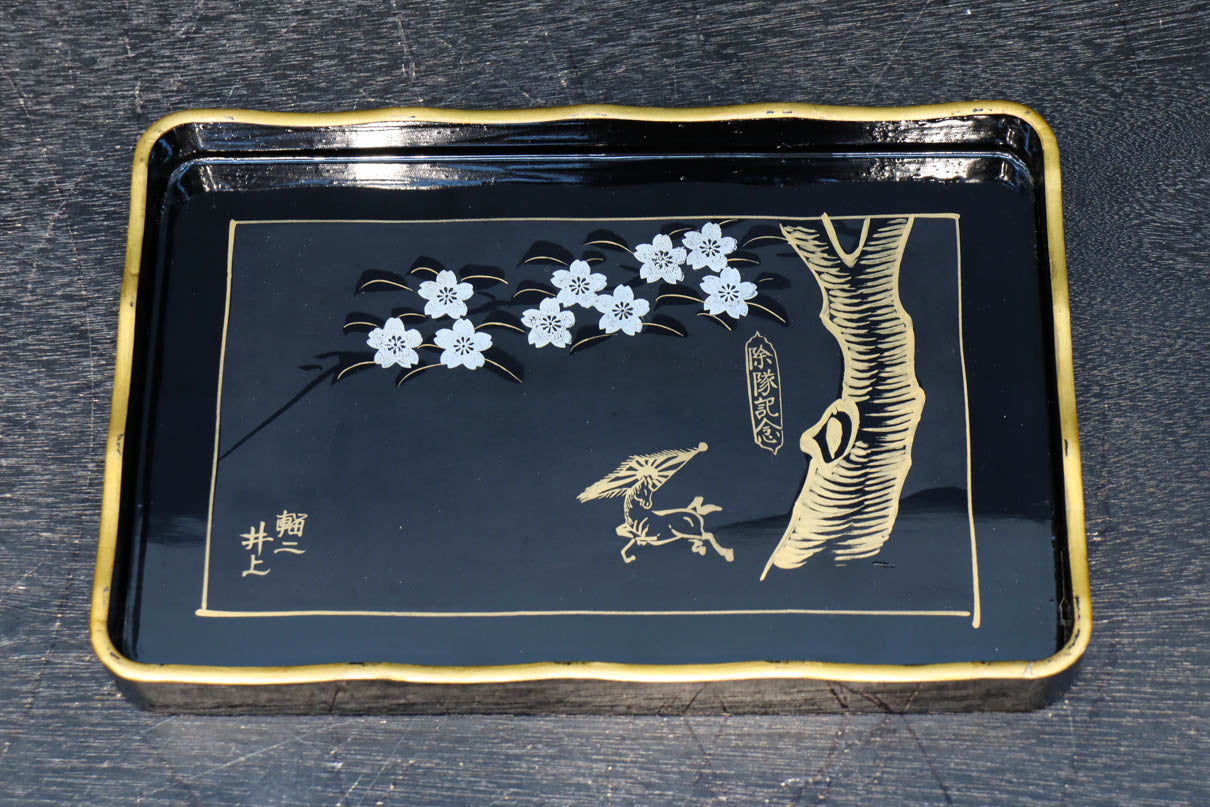桜の花が咲く木を大らかに描く黒漆で上品な角盆 DC8952 – 古福庵