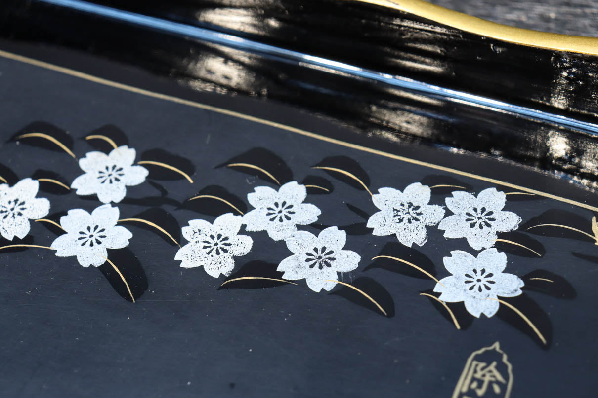 桜の花が咲く木を大らかに描く黒漆で上品な角盆 DC8952 – 古福庵