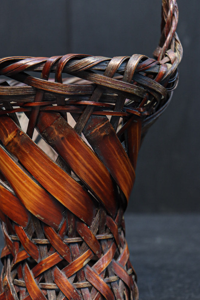 温かみのある色彩で美しいシルエットの花籠 DC8953 – 古福庵