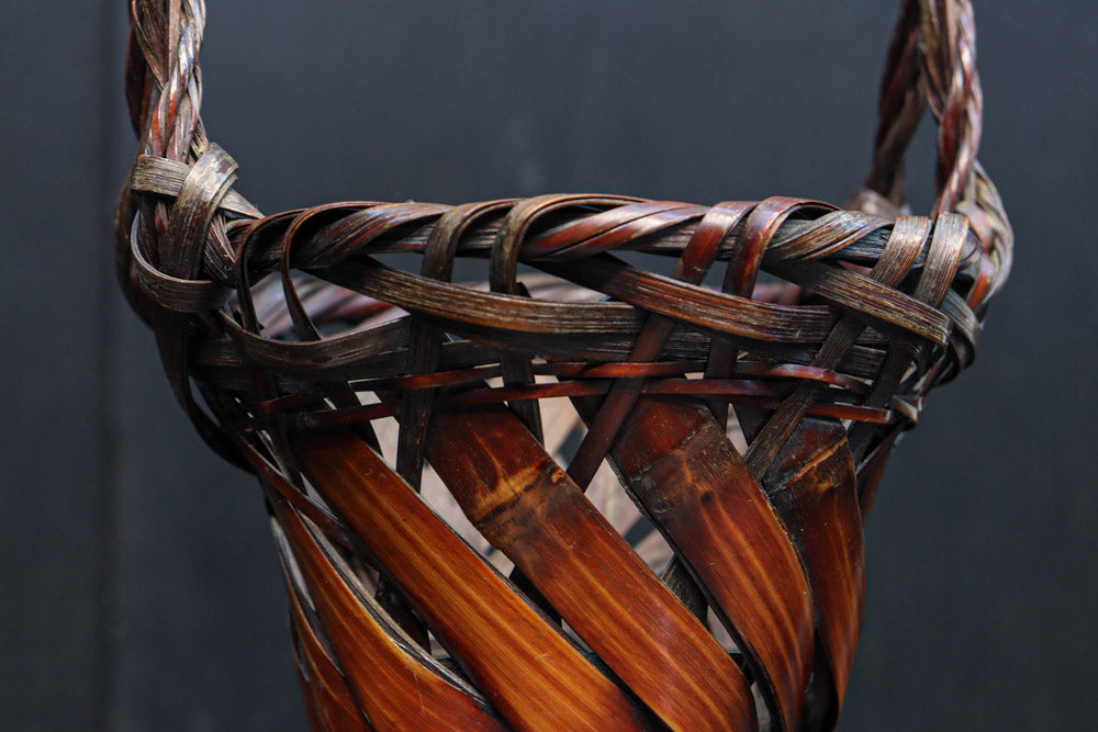 温かみのある色彩で美しいシルエットの花籠　DC8953