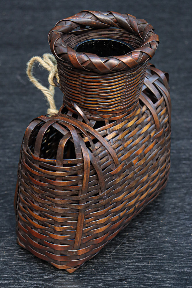 一輪挿しに!! 小型の壁掛け竹編み花カゴ　DC8954