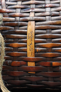 一輪挿しに!! 小型の壁掛け竹編み花カゴ　DC8954