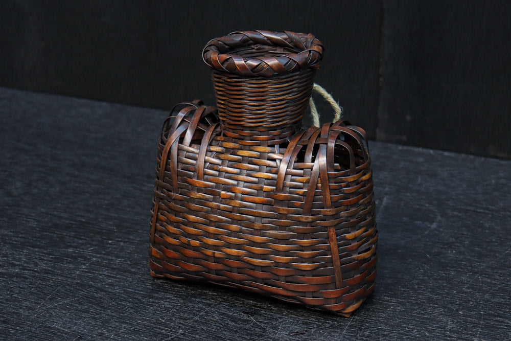 一輪挿しに!! 小型の壁掛け竹編み花カゴ　DC8954