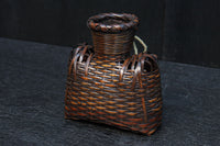 一輪挿しに!! 小型の壁掛け竹編み花カゴ　DC8954