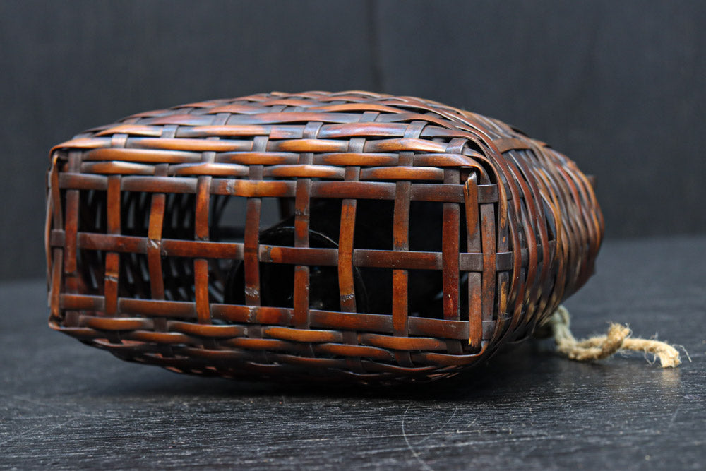 一輪挿しに!! 小型の壁掛け竹編み花カゴ　DC8954