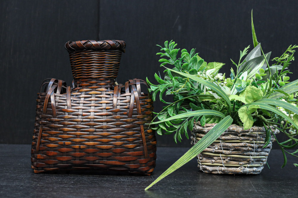 一輪挿しに!! 小型の壁掛け竹編み花カゴ　DC8954