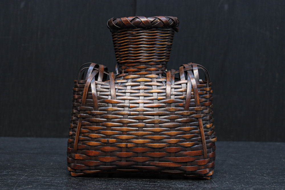 一輪挿しに!! 小型の壁掛け竹編み花カゴ　DC8954