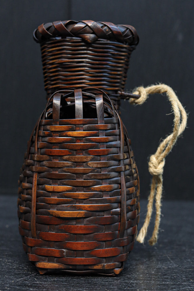 一輪挿しに!! 小型の壁掛け竹編み花カゴ　DC8954