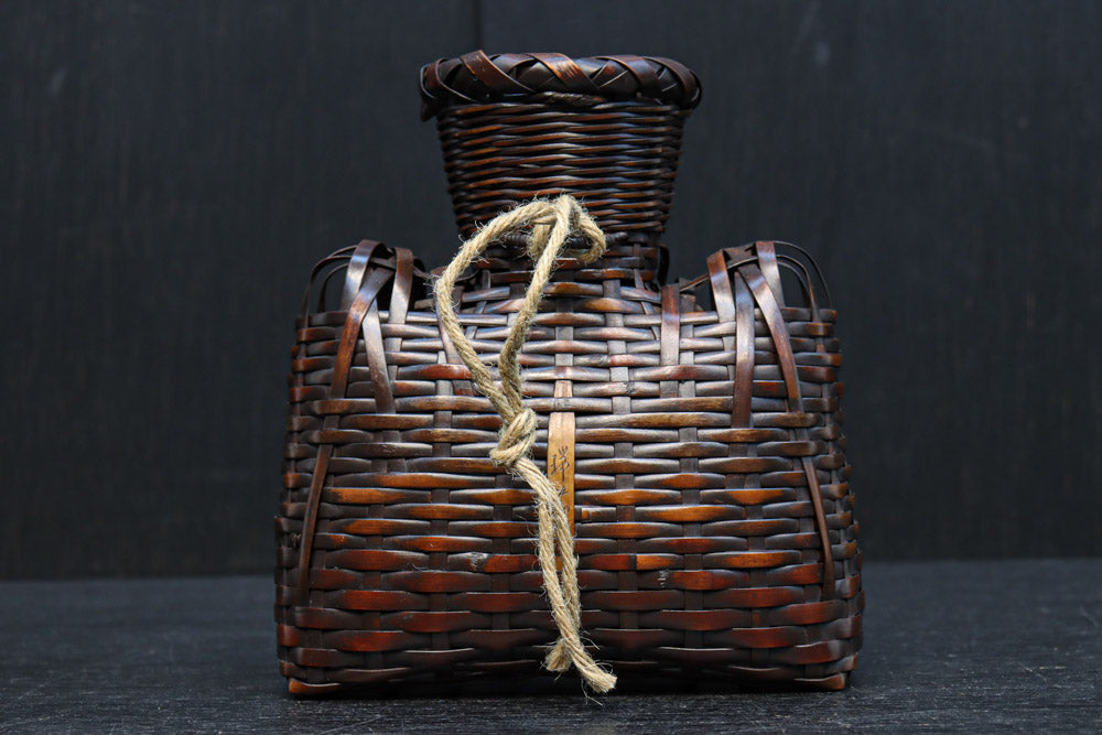 一輪挿しに!! 小型の壁掛け竹編み花カゴ　DC8954