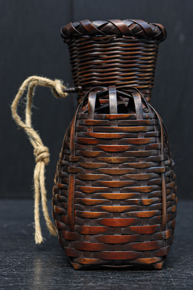 一輪挿しに!! 小型の壁掛け竹編み花カゴ　DC8954