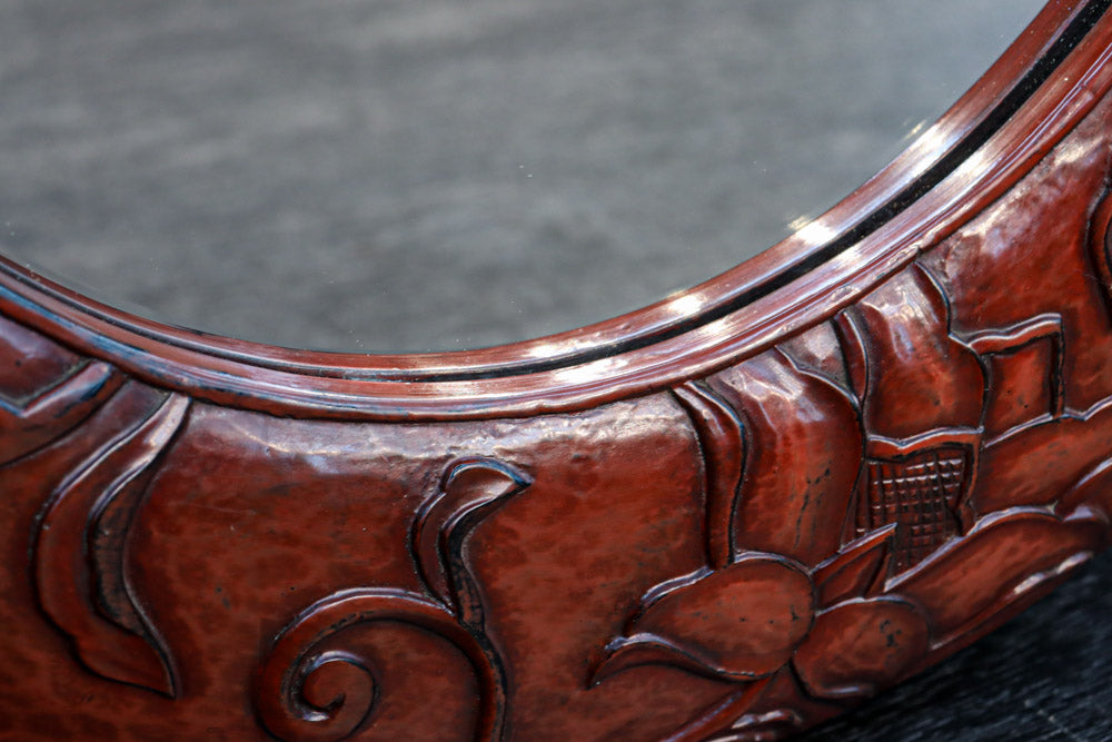 朱漆の花柄で華やかな面持ちの鎌倉彫の壁掛け鏡　DC8957