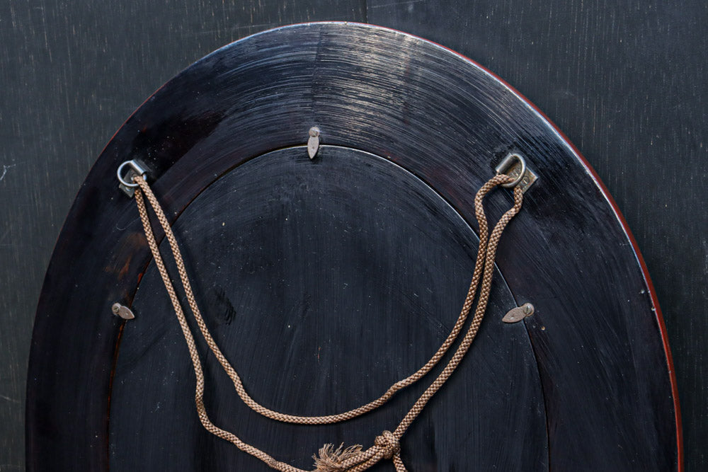 朱漆の花柄で華やかな面持ちの鎌倉彫の壁掛け鏡　DC8957