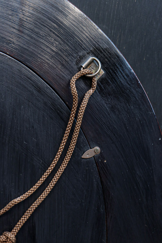 朱漆の花柄で華やかな面持ちの鎌倉彫の壁掛け鏡　DC8957