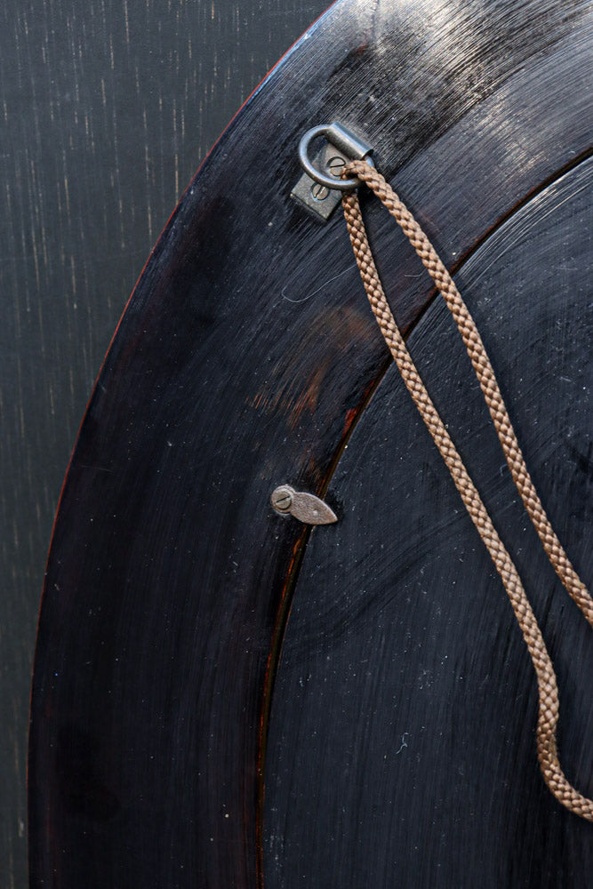 朱漆の花柄で華やかな面持ちの鎌倉彫の壁掛け鏡　DC8957