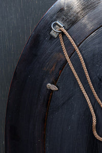 朱漆の花柄で華やかな面持ちの鎌倉彫の壁掛け鏡　DC8957