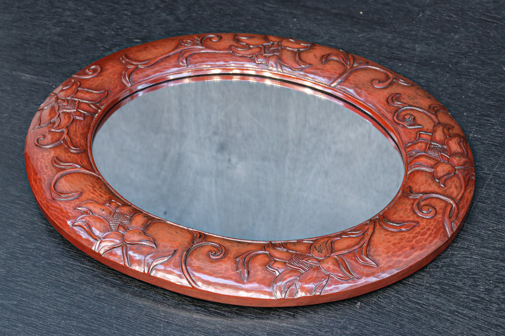 朱漆の花柄で華やかな面持ちの鎌倉彫の壁掛け鏡　DC8957