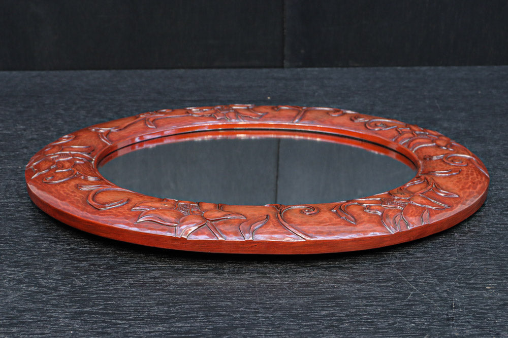 朱漆の花柄で華やかな面持ちの鎌倉彫の壁掛け鏡　DC8957