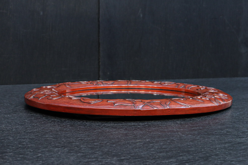 朱漆の花柄で華やかな面持ちの鎌倉彫の壁掛け鏡　DC8957