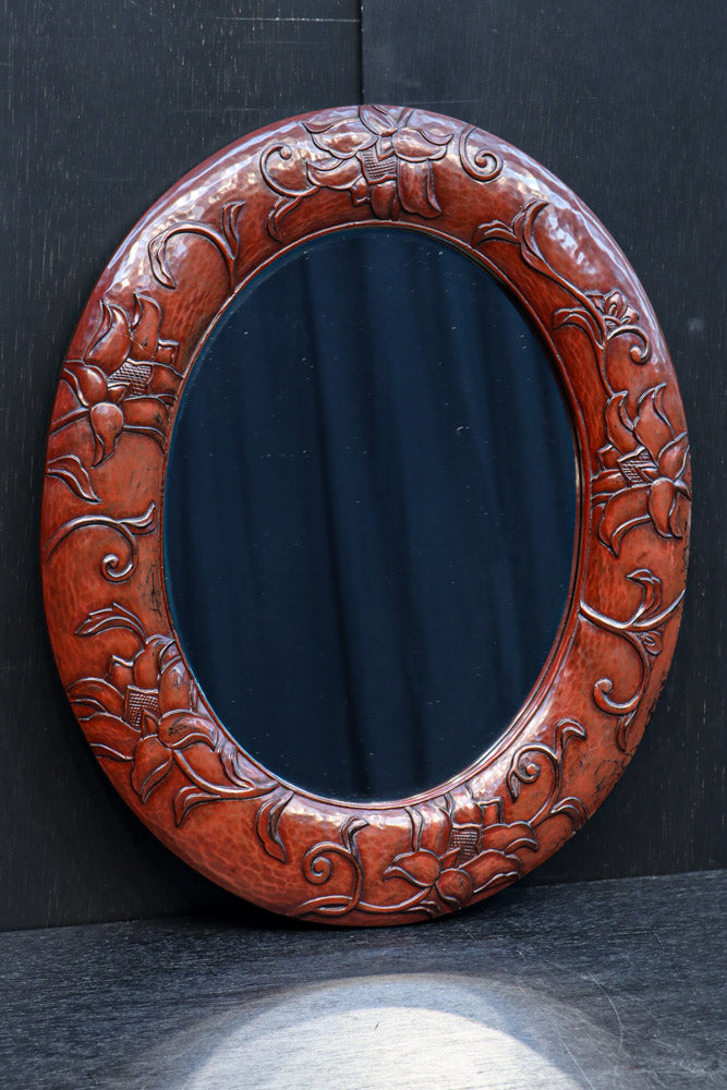 朱漆の花柄で華やかな面持ちの鎌倉彫の壁掛け鏡　DC8957