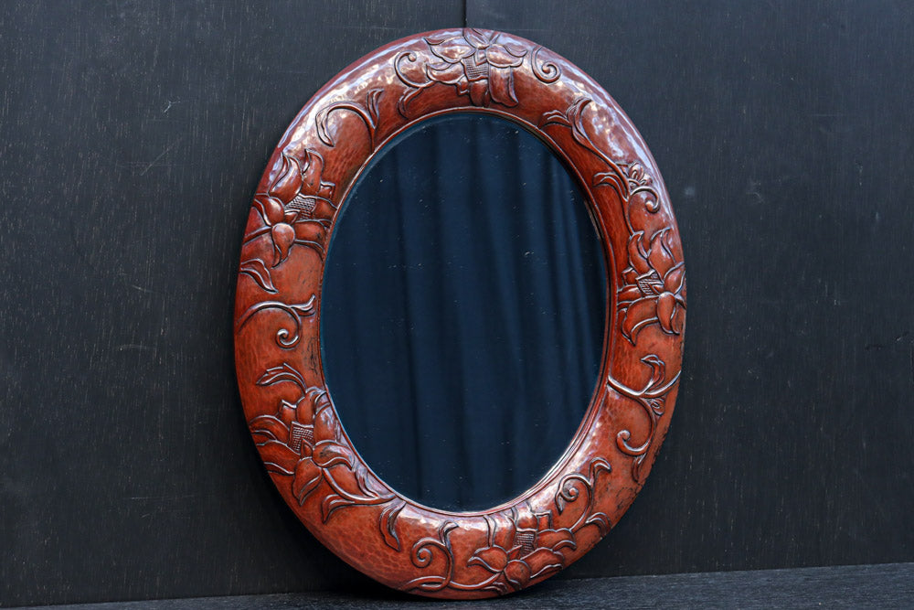 朱漆の花柄で華やかな面持ちの鎌倉彫の壁掛け鏡　DC8957