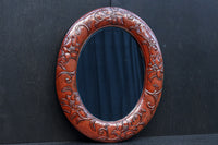 朱漆の花柄で華やかな面持ちの鎌倉彫の壁掛け鏡　DC8957