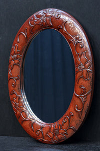 朱漆の花柄で華やかな面持ちの鎌倉彫の壁掛け鏡　DC8957