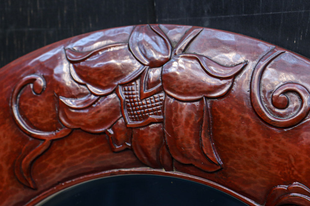 朱漆の花柄で華やかな面持ちの鎌倉彫の壁掛け鏡　DC8957