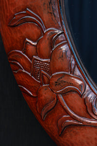 朱漆の花柄で華やかな面持ちの鎌倉彫の壁掛け鏡　DC8957