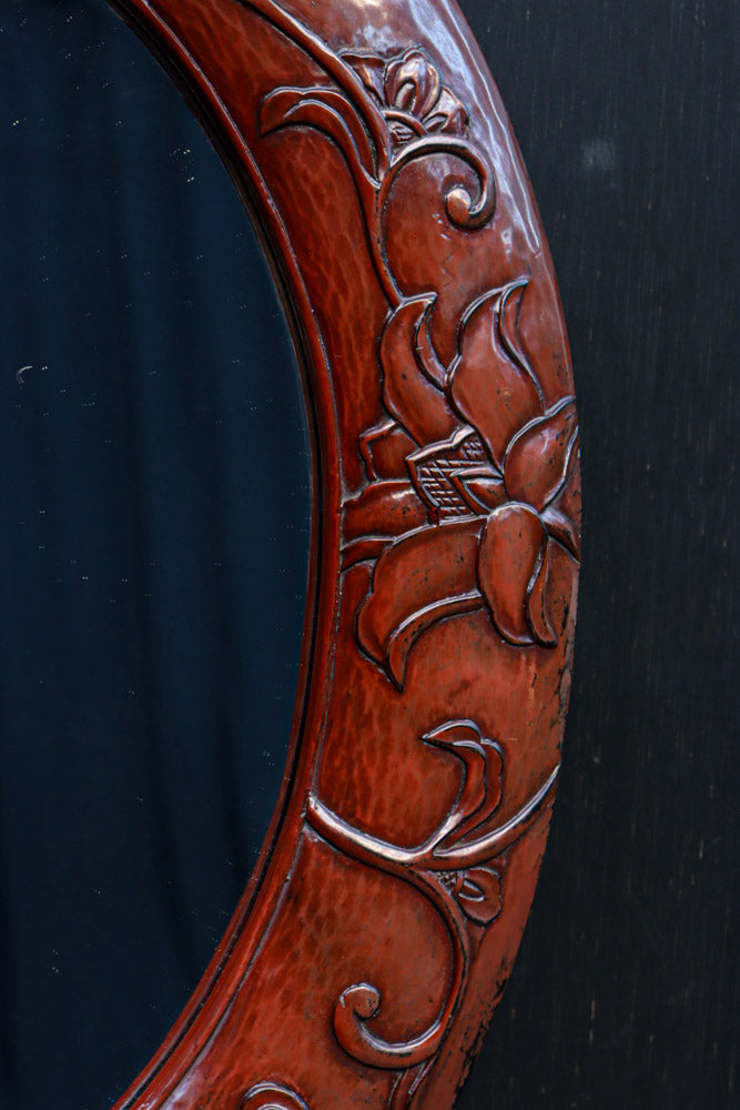 朱漆の花柄で華やかな面持ちの鎌倉彫の壁掛け鏡　DC8957