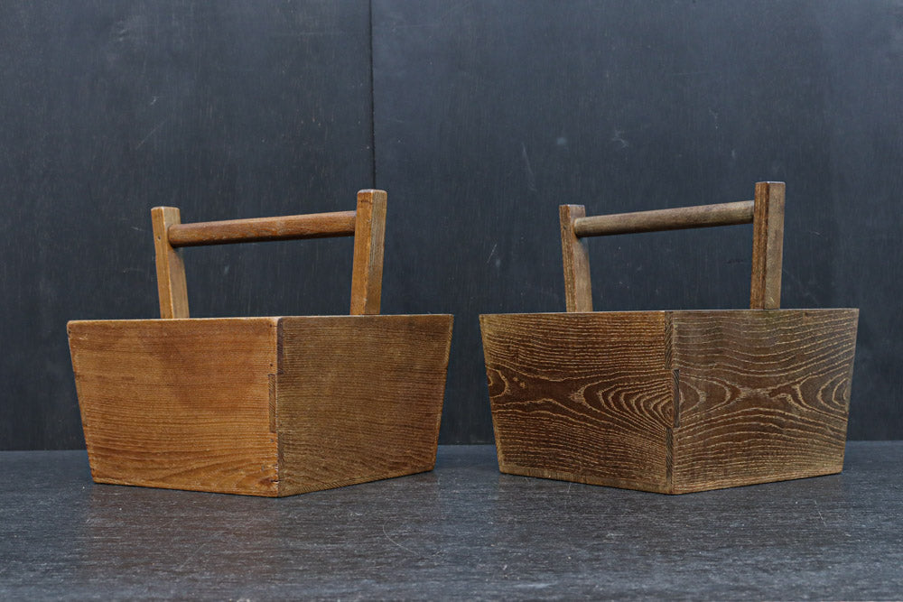 木地色の穏やかな杢目が魅力の持ち手付き炭入れ　DC8958ab　在庫(a:1 b:1)個