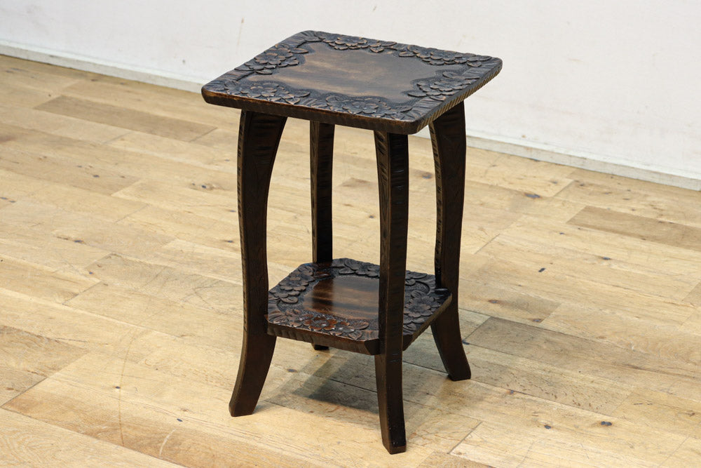 桜模様で華やいだ魅力的な面持ちの軽井沢彫りの花台　DC8962