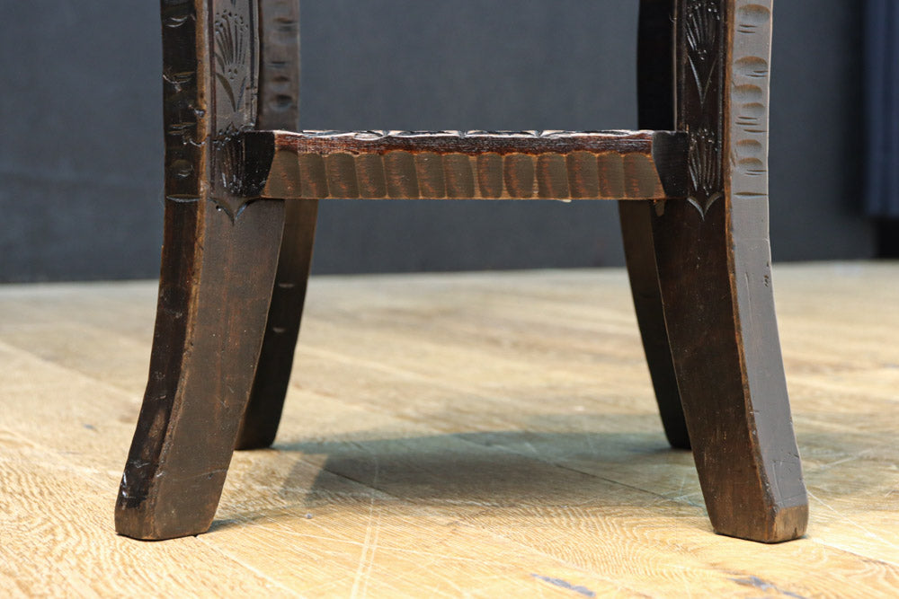 桜模様で華やいだ魅力的な面持ちの軽井沢彫りの花台　DC8962