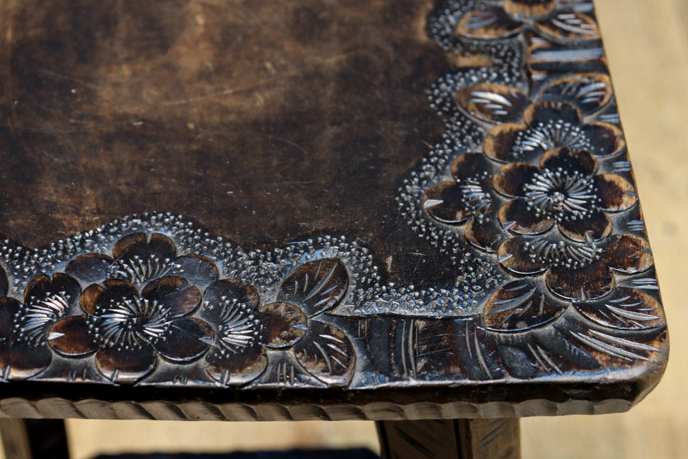 桜模様で華やいだ魅力的な面持ちの軽井沢彫りの花台　DC8962