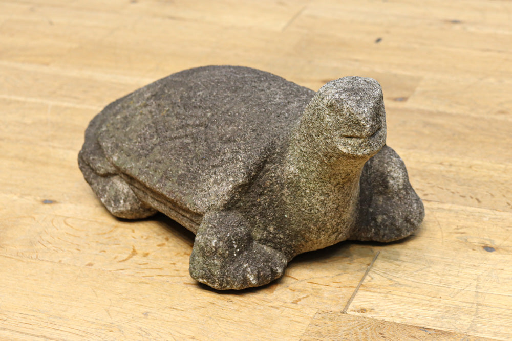 素朴な雰囲気のカメの石像　DC8975