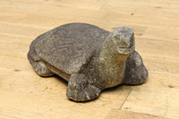 素朴な雰囲気のカメの石像　DC8975