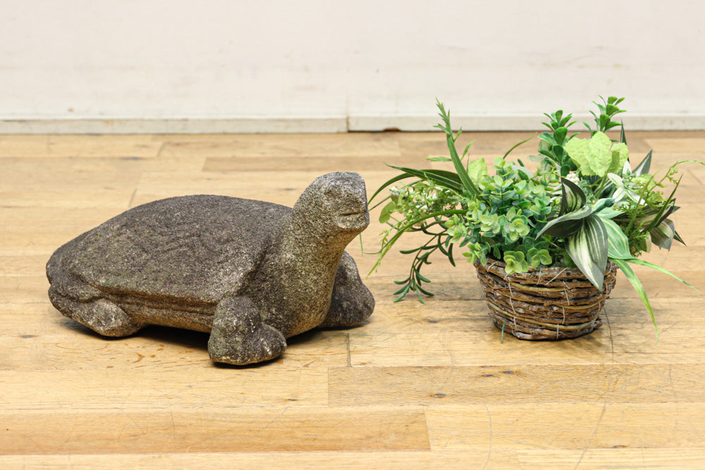 素朴な雰囲気のカメの石像　DC8975