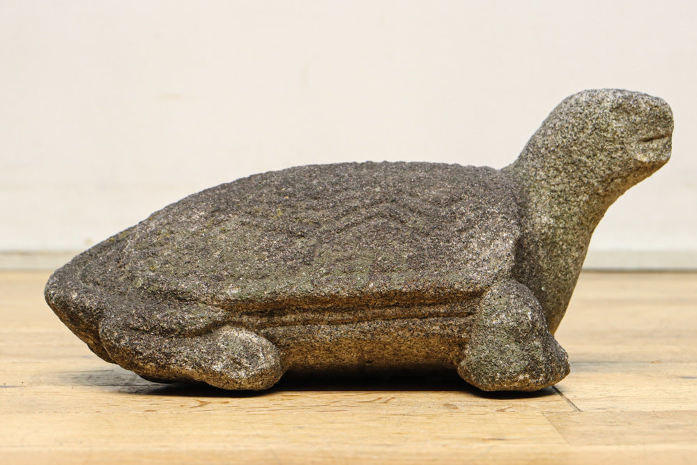 素朴な雰囲気のカメの石像　DC8975