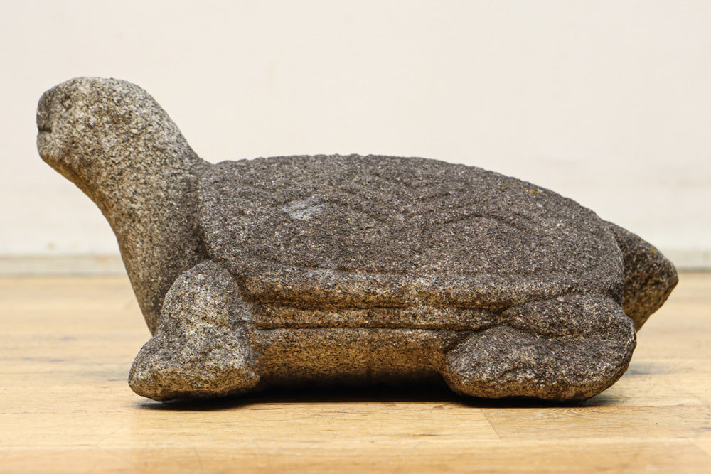 素朴な雰囲気のカメの石像　DC8975