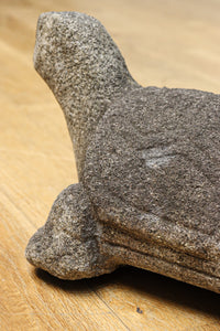 素朴な雰囲気のカメの石像　DC8975