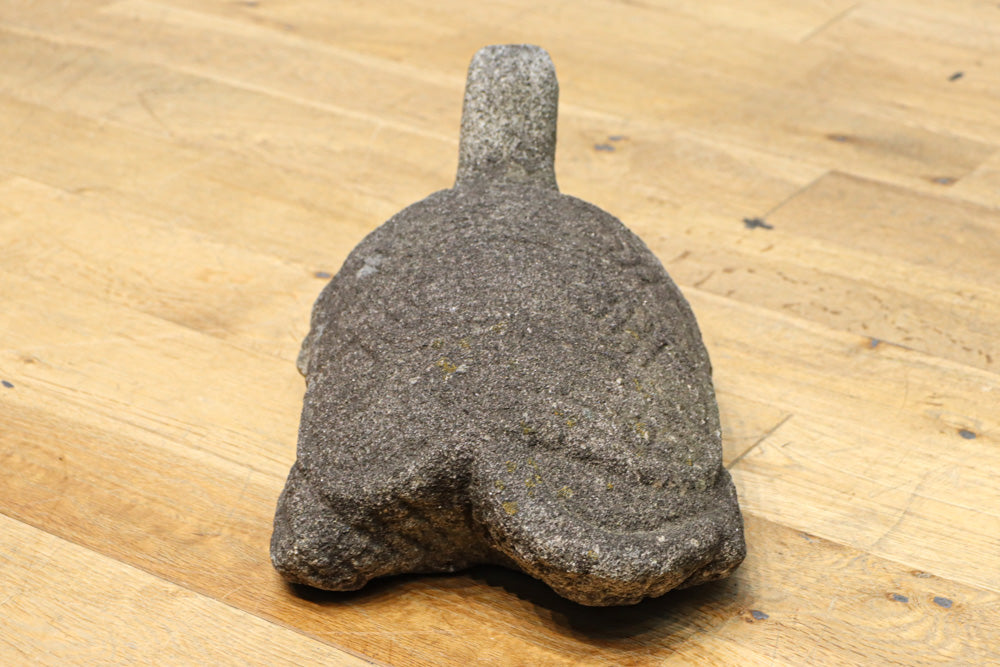 素朴な雰囲気のカメの石像　DC8975