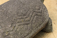 素朴な雰囲気のカメの石像　DC8975