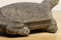 素朴な雰囲気のカメの石像　DC8975