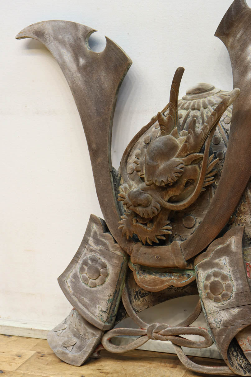 大珍品！！龍を装飾した迫力のある兜の大振りの彫刻飾り　DC9025