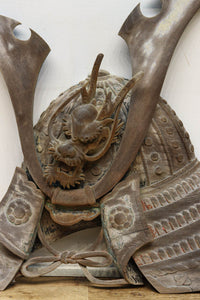 大珍品！！龍を装飾した迫力のある兜の大振りの彫刻飾り　DC9025