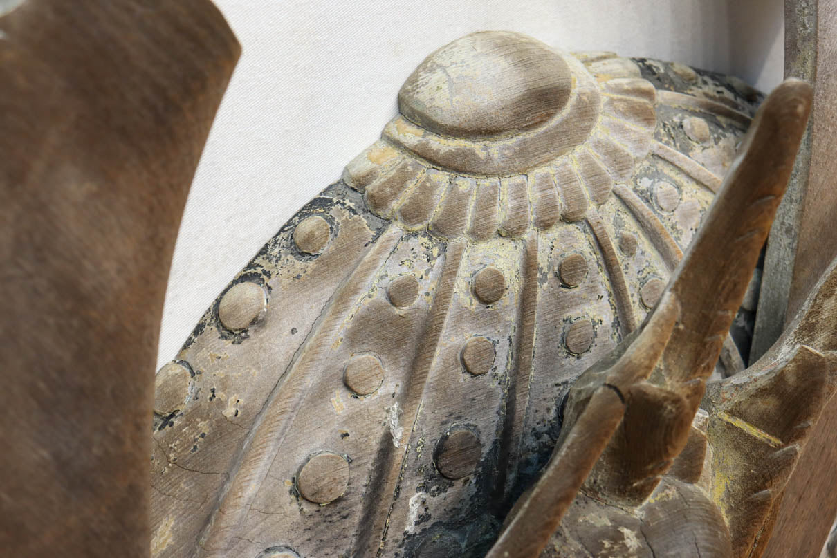 大珍品！！龍を装飾した迫力のある兜の大振りの彫刻飾り　DC9025