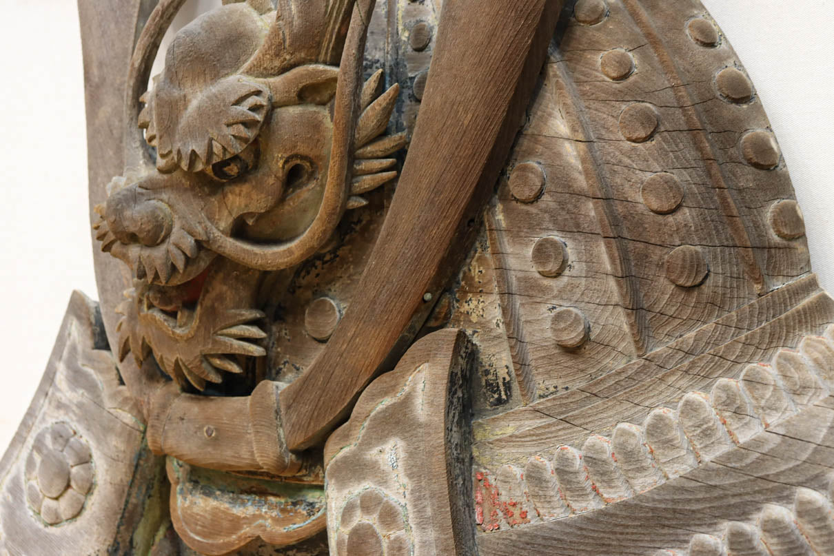 大珍品！！龍を装飾した迫力のある兜の大振りの彫刻飾り　DC9025