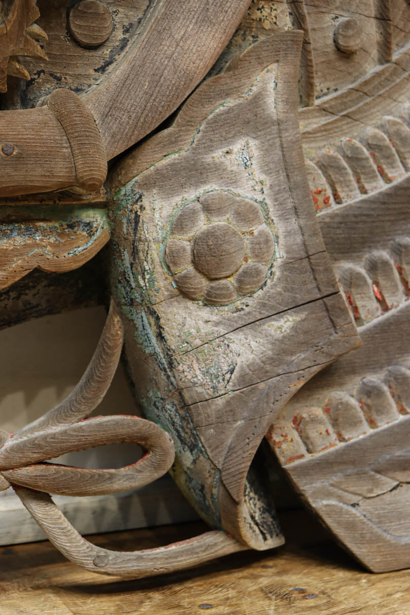 大珍品！！龍を装飾した迫力のある兜の大振りの彫刻飾り　DC9025