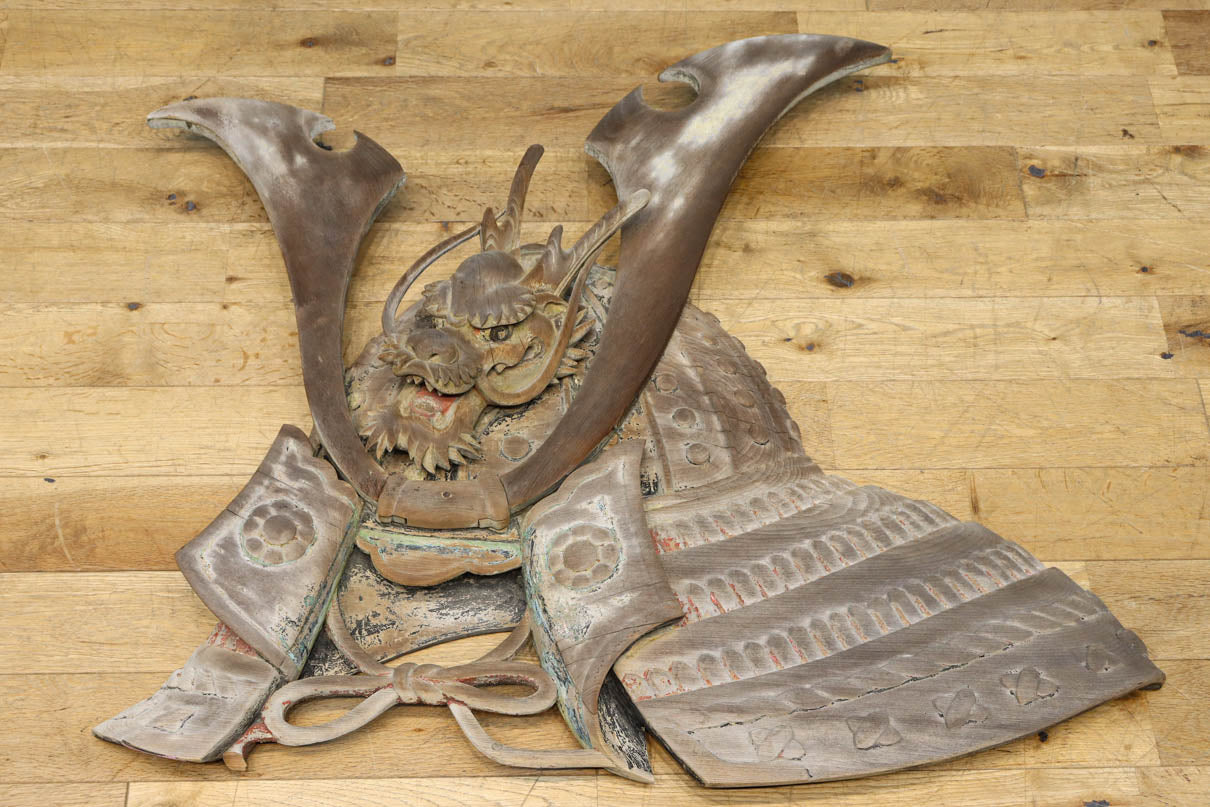 大珍品！！龍を装飾した迫力のある兜の大振りの彫刻飾り　DC9025