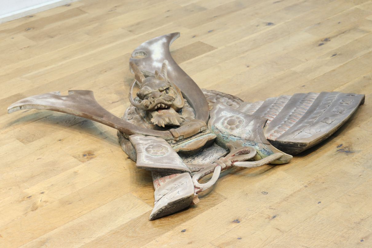 大珍品！！龍を装飾した迫力のある兜の大振りの彫刻飾り　DC9025